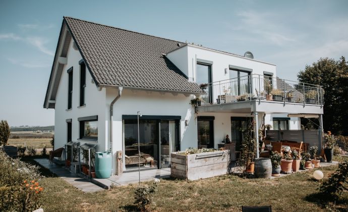 Zweifamilienhaus mit Blick richtung Ried